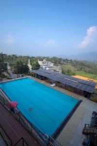 an overhead view of a large blue swimming pool at Konfudha Resort in Kalpetta