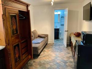 a living room with a couch and a tv at Charming Studio in the Heart of Springfield in Jacksonville