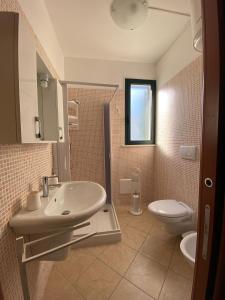uma casa de banho com um lavatório e um WC em Aurora em Santa Cesarea Terme
