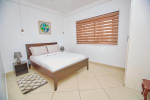 Cama ou camas em um quarto em Adrich Properties East Legon