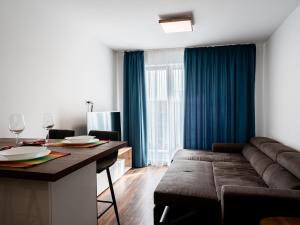 uma sala de estar com um sofá e uma mesa em Apartment Presiyana em Varna City