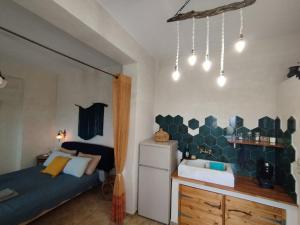 sypialnia z łóżkiem i umywalką w obiekcie PAPs Farm - Alexandria Double Apartment w mieście Gavrion