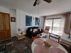 Ruang duduk di Al Monacar vistas al mar, parking, aire acondicionado y wifi
