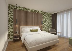 een slaapkamer met een groot wit bed met groen en wit behang bij Hotel Europa in Sirmione