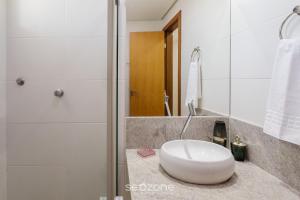 MuquiçabaにあるLindo apto a apenas 400m da Praia do Morro CVE402の白い洗面台とシャワー付きのバスルーム +21枚の写真