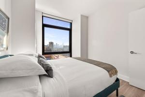 A bed or beds in a room at Avra Stylish Apartments Prime West Loop Location Near Union Park