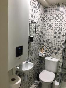 een badkamer met een toilet en een wastafel bij Maison Jaune in Stains