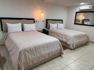 Postel nebo postele na pokoji v ubytování Baja Inn Hoteles Ensenada