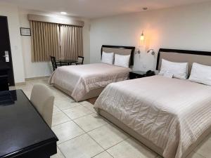 Postel nebo postele na pokoji v ubytování Baja Inn Hoteles Ensenada