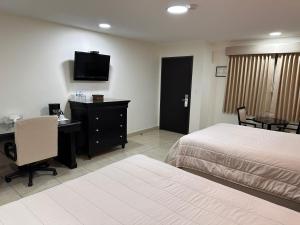 TV a/nebo společenská místnost v ubytování Baja Inn Hoteles Ensenada