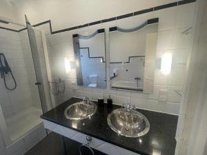 a bathroom with two sinks and a large mirror at schön wohnen ! Netflix Nespresso Küche Parkplatz Garten in Duisburg +17 photos