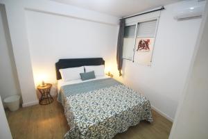 a small bedroom with a bed and a window at Casa Ross in Valencia