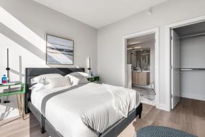 A bed or beds in a room at Avra Stylish Apartments Prime West Loop Location Near Union Park