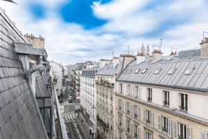 uma vista para uma rua da cidade com edifícios em Vintage Paris Gare du Nord by Hiphophostels em Paris