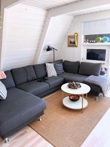 sala de estar con sofá y mesa en Hyggeligt golfhus i Himmerland en Farsø