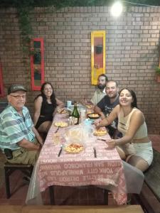 um grupo de pessoas sentadas à volta de uma mesa em OlasHostel em Mendoza