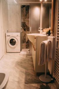 a bathroom with a washing machine and a washer at Verona Dolce Casa in Verona