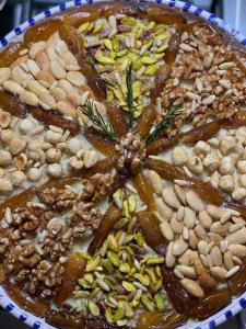 eine Platte mit Nüssen und Samen darauf in der Unterkunft Chez Chichi in Sicca Veneria