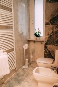 維洛納的住宿－Verona Dolce Casa，一间带卫生间和水槽的浴室