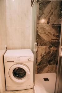 uma máquina de lavar e secar roupa numa pequena casa de banho em Verona Dolce Casa em Verona