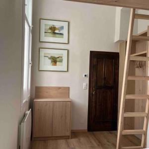 Habitación con escalera, armario de madera y escalera. en Jugendstiljuwel in Bad Gastein en Bad Gastein