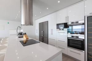 Dapur atau dapur kecil di Villa Mel I - Luxury Waterfront Villa Downtown with Pool!