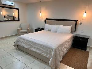 Postel nebo postele na pokoji v ubytování Baja Inn Hoteles Ensenada