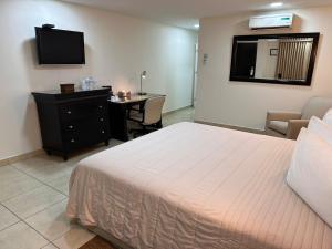 Postel nebo postele na pokoji v ubytování Baja Inn Hoteles Ensenada