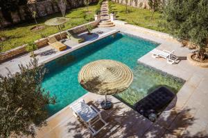 an overhead view of a swimming pool with two chairs and a wicker at Villa OutMama charme & comfort in Essaouira