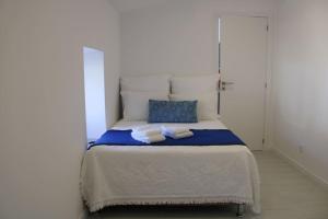 1 dormitorio con 1 cama con 2 toallas en Casa Manuel e Maria, en Fátima