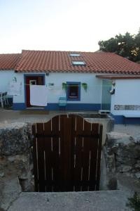 een blauw huis met een hek ervoor bij Casa Manuel e Maria in Fátima