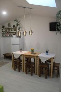 uma sala de jantar com mesas, cadeiras e luzes em Casa Manuel e Maria em Fátima