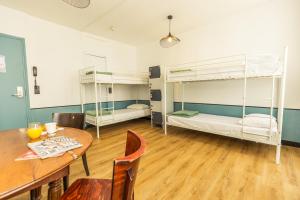 Cama o camas de una habitación en Young and Happy Latin Quarter by Hiphophostels