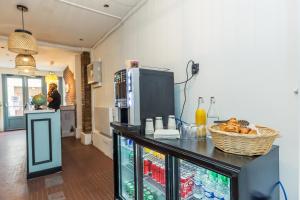 Una cocina o zona de cocina en Young and Happy Latin Quarter by Hiphophostels
