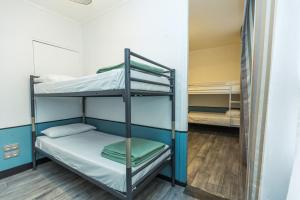 Cama o camas de una habitación en Young and Happy Latin Quarter by Hiphophostels