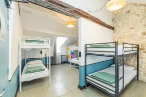 Cama o camas de una habitación en Young and Happy Latin Quarter by Hiphophostels
