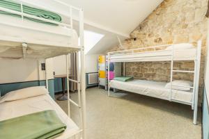 Cama o camas de una habitación en Young and Happy Latin Quarter by Hiphophostels