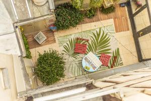 Jardín al aire libre en Young and Happy Latin Quarter by Hiphophostels