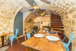 Zona de estar de Young and Happy Latin Quarter by Hiphophostels