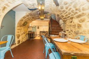 Zona de estar de Young and Happy Latin Quarter by Hiphophostels