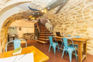 Zona de estar de Young and Happy Latin Quarter by Hiphophostels