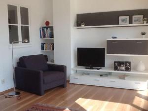 Televisyen dan/atau pusat hiburan di Holiday apartment Rurseeblick