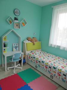 een kinderkamer met een bed en een bureau bij Villa Hris I WiFi-Netflix in Skopje