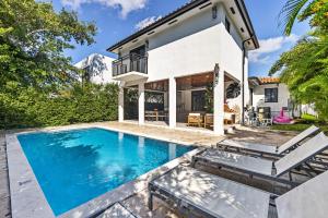 a swimming pool in front of a house at Luxe Pool - FirePit - Walk 2 Brickell Dining &Bars in Miami