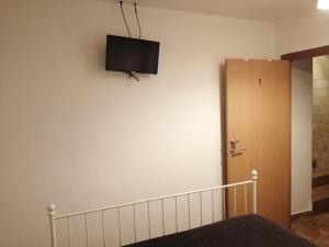 a flat screen tv on the wall of a bedroom at MasRelaxTenerife in La Laguna