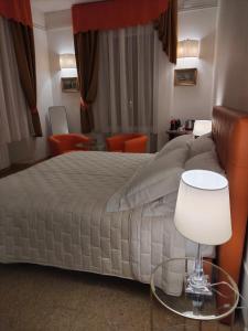 um quarto com uma cama, uma mesa e cadeiras em Bed & Breakfast Costanza4 em Scanno