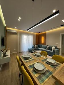 een woonkamer met een tafel en een bank bij Luxurious seaside apartment 1 in Durrës