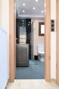 Koupelna v ubytování ELEGANCE SUITES + 37 fotografií