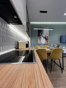 een keuken en eetkamer met een tafel en stoelen bij Luxurious seaside apartment 1 in Durrës