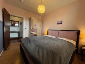 - une chambre avec un grand lit dans l'établissement fewo1846 - Ostseebad - Apartment mit 2 Schlafzimmern und Meerblick, à Flensbourg